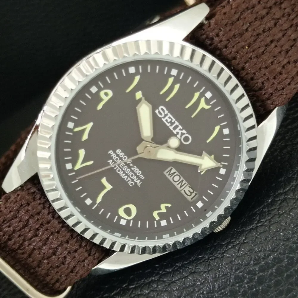 Vintage 1977 Seiko Automatic Mens Silver Watch W/daydate & Green accents